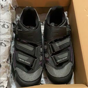 Pearl Izumi Cycling Shoes w/ cleats included - new
